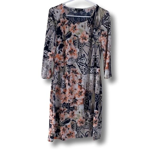 Beautiful patterned dress  - Picture 2 of 7